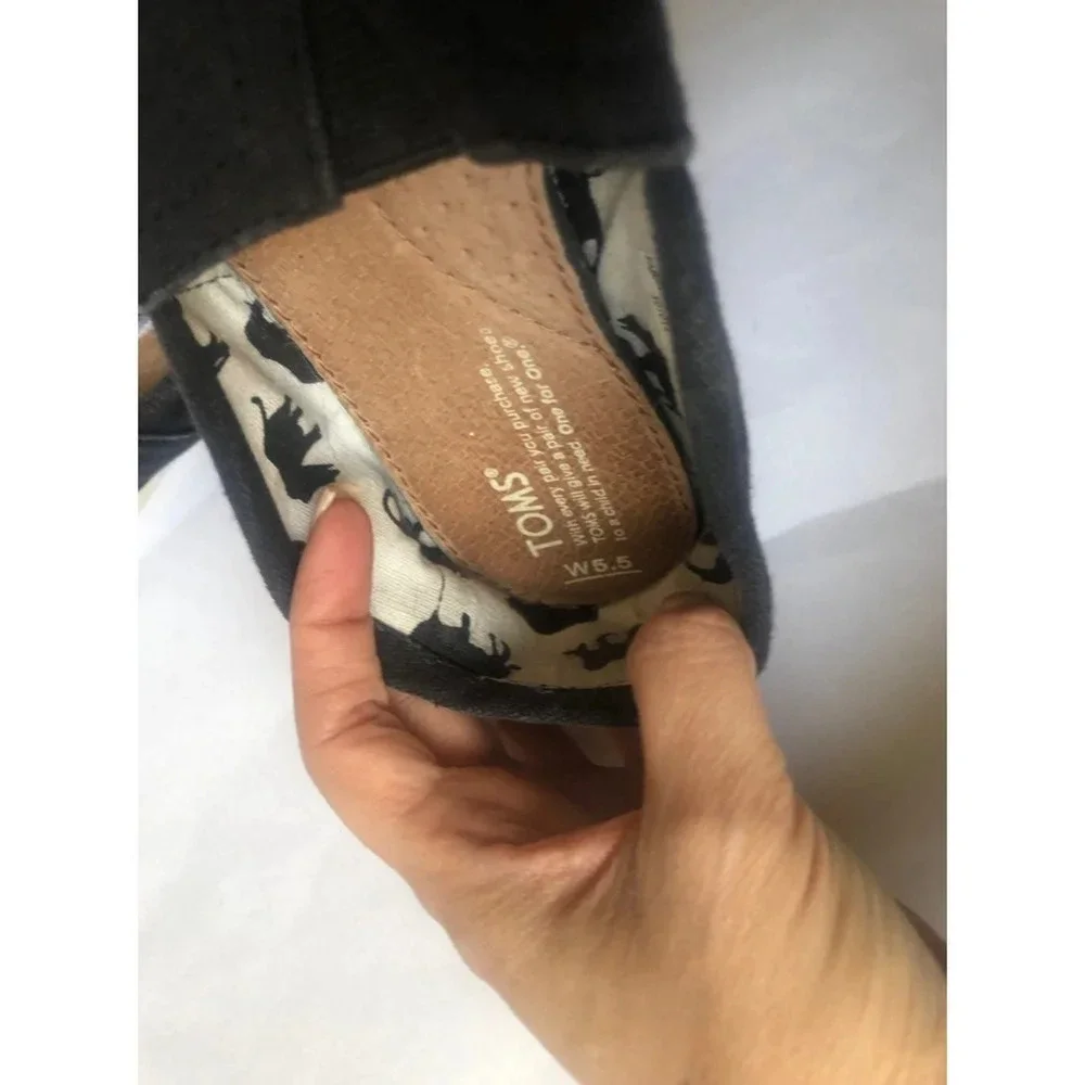 TOMS women’s black canvas flats size W5.5